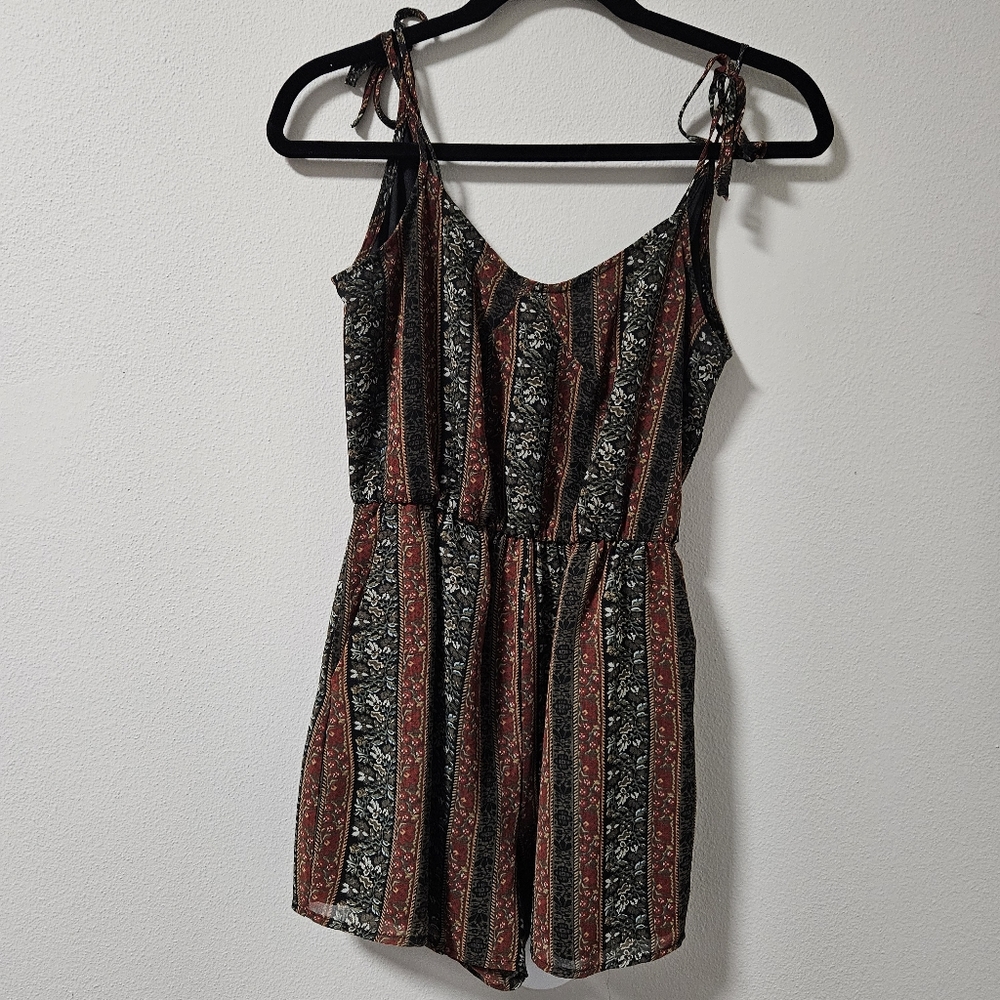 $5 WHEN BUNDLED 🍇 BCBGMAXAZRIA EUC Romper